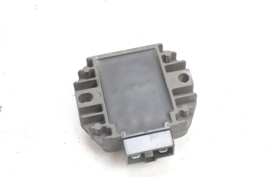 photo de REGULATEUR CHARGE YAMAHA X-MAX XMAX 125 (2010 - 2013) - Gros plan technique