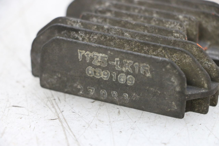 photo de REGULATEUR CHARGE PIAGGIO X8 125 (2004 - 2007) - Autre angle de vue