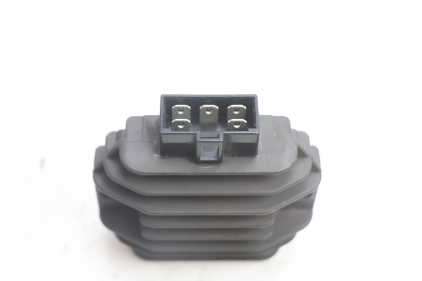 photo de REGULATEUR CHARGE PIAGGIO X9 EVOLUTION 125 (2003 - 2007) - Gros plan technique