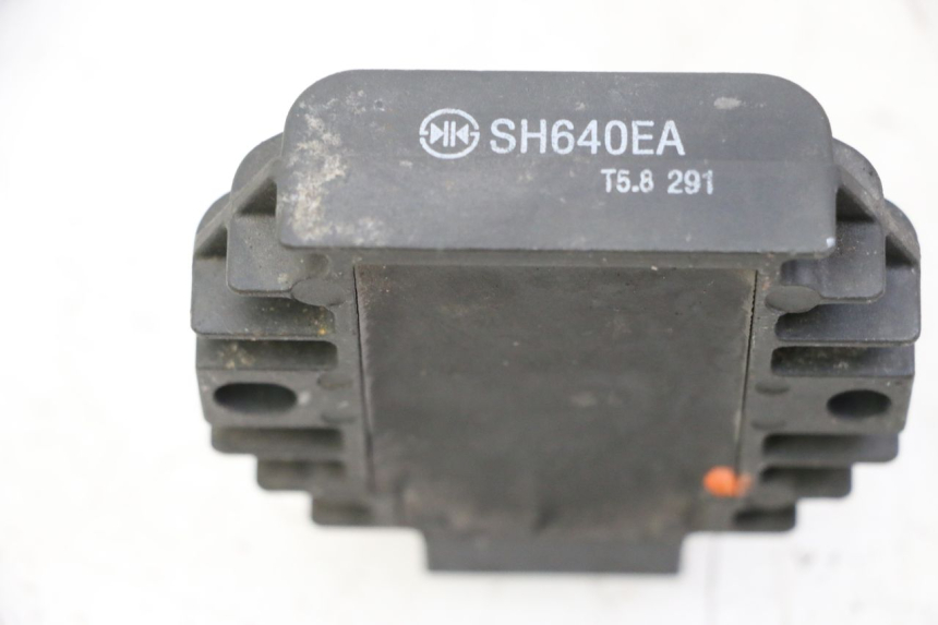 photo de REGULATEUR CHARGE YAMAHA YP MAJESTY 125 (2002 - 2006)
