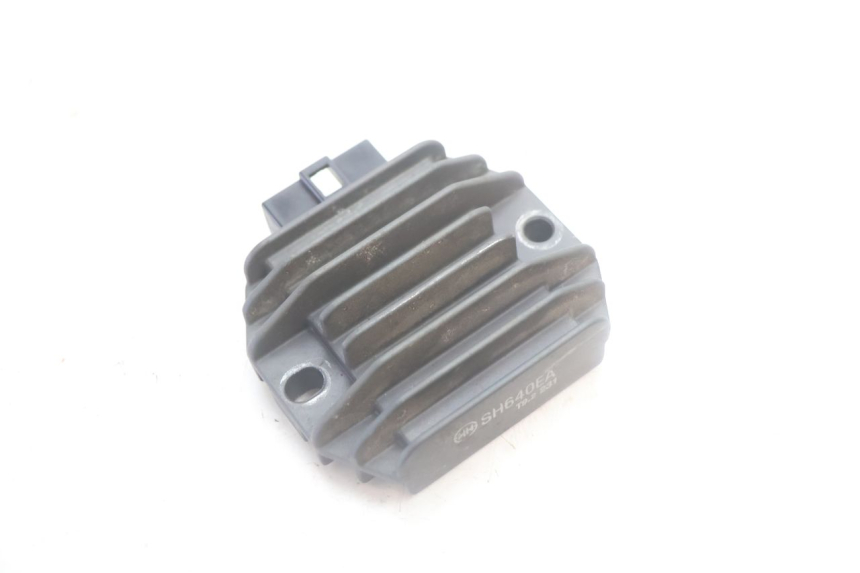 photo de REGULATEUR CHARGE YAMAHA YP MAJESTY 125 (2007 - 2010) - Détail de la pièce