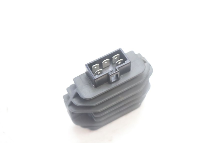 photo de REGULATEUR CHARGE YAMAHA YP MAJESTY 125 (2007 - 2010) - Gros plan technique