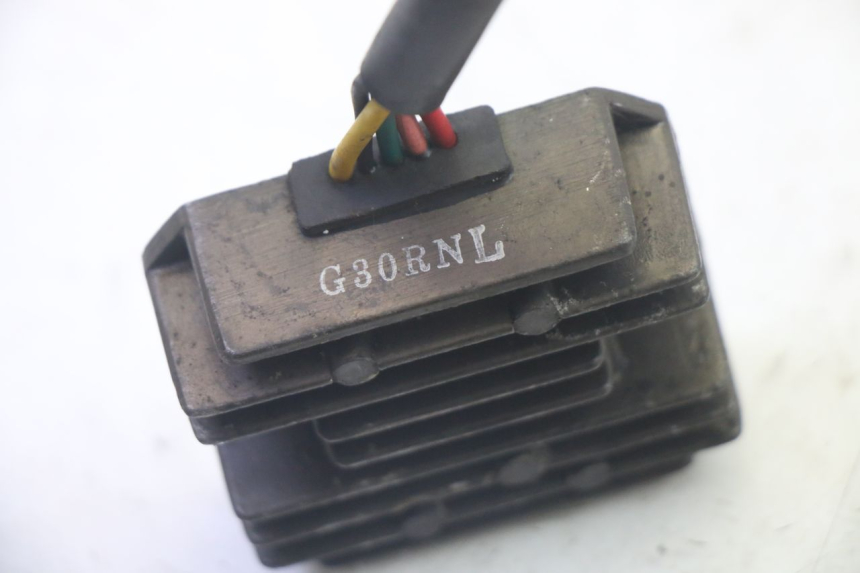 photo de REGULATEUR CHARGE KYMCO ZING 125 (1997 - 2003) - Autre angle de vue