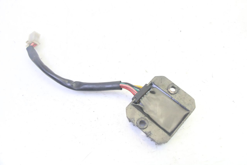 photo de REGULATEUR CHARGE KYMCO ZING 125 (1997 - 2003) - Gros plan technique