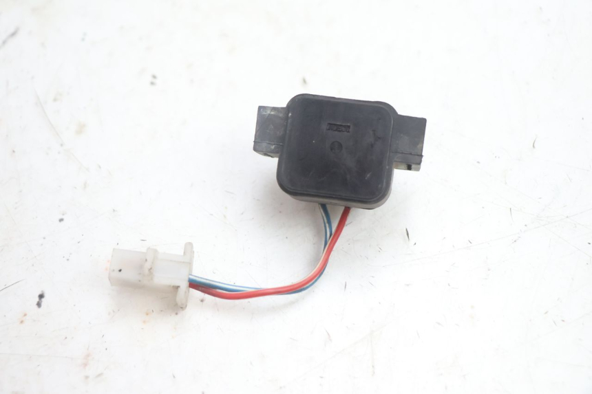 photo de RELAIS DEMARREUR YAMAHA YP MAJESTY 125 (2002 - 2006) - Gros plan technique