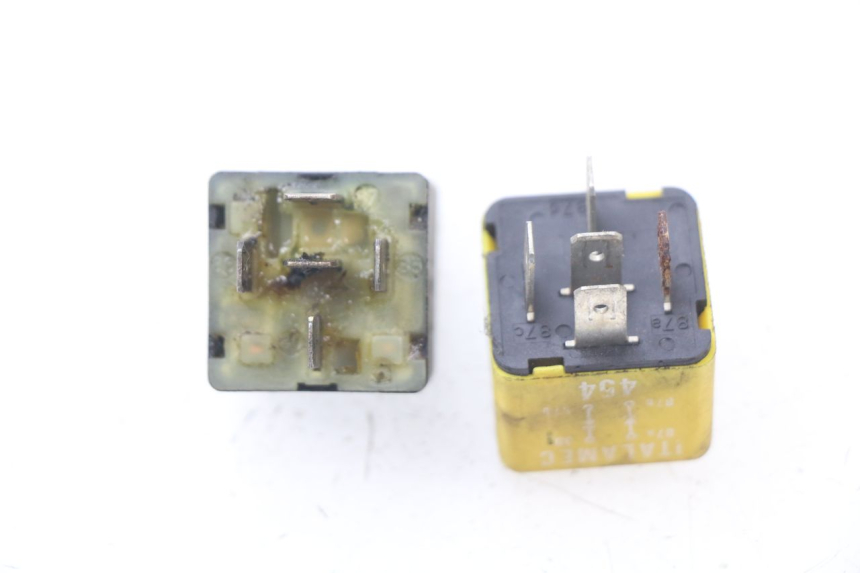 photo de RELAIS ELECTRIQUE PIAGGIO BEVERLY 500 (2003 - 2007) - Détail de la pièce