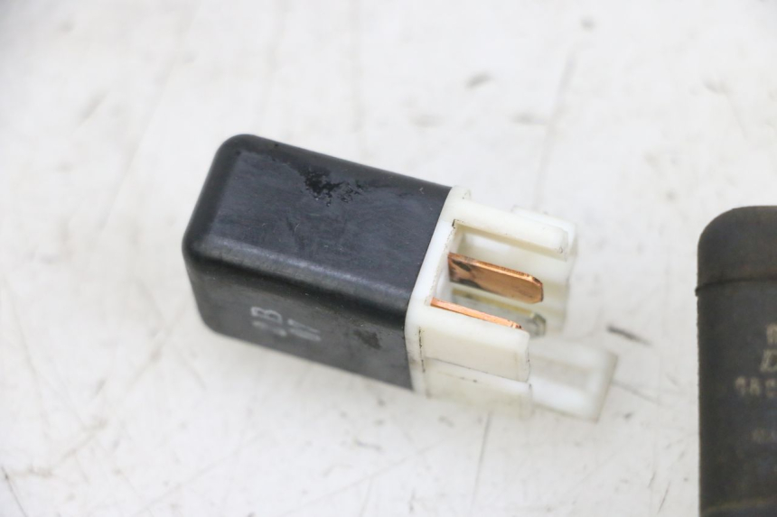 photo de RELAIS ELECTRIQUE KAWASAKI ZR 7 750 (1999 - 2001) - Gros plan technique