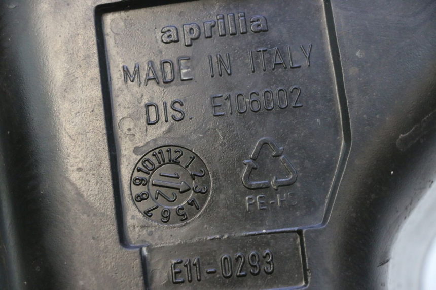 photo de RESERVOIR ESSENCE APRILIA ATLANTIC S 125 (2010 - 2013) - Gros plan technique