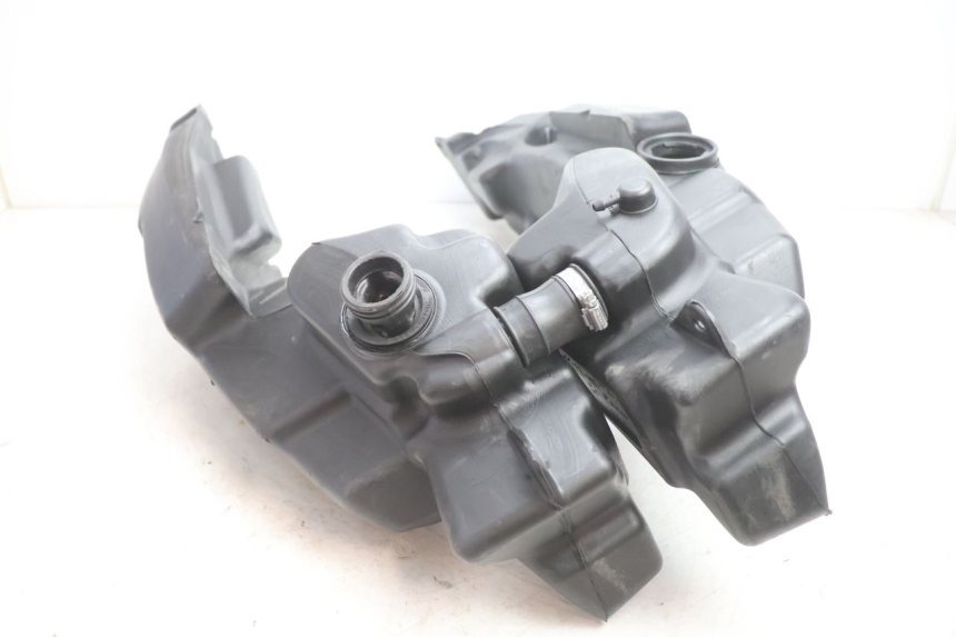 photo de RESERVOIR ESSENCE GILERA GP 800 (2007 - 2013) - Gros plan technique