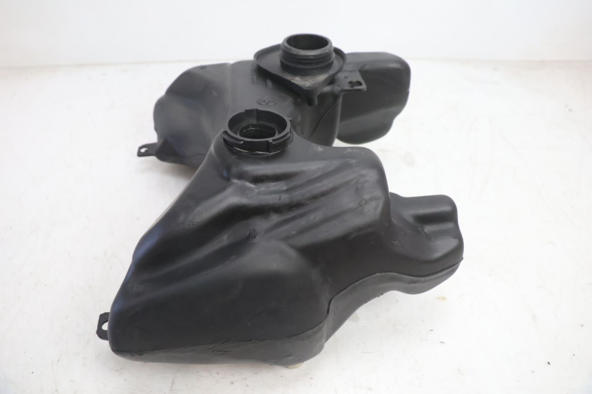 photo de RESERVOIR ESSENCE PEUGEOT TREKKER 50 (1995 - 2004) - Points de fixation