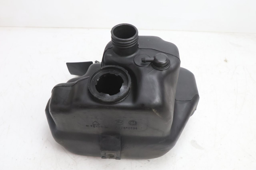 photo de RESERVOIR ESSENCE PIAGGIO TYPHOON 50 (2000 - 2009) - Autre angle de vue
