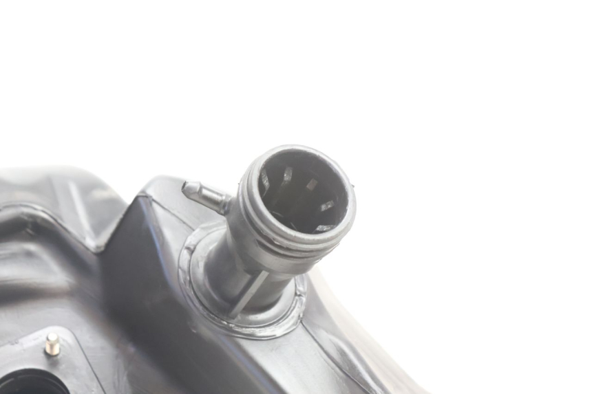 photo de RESERVOIR ESSENCE PIAGGIO VESPA PRIMAVERA 2T 50 (2013 - 2018) - Gros plan technique