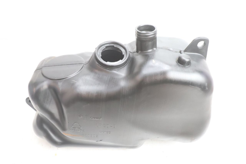 photo de RESERVOIR ESSENCE PIAGGIO X8 STREET 125 (2006 - 2007) - Détail de la pièce