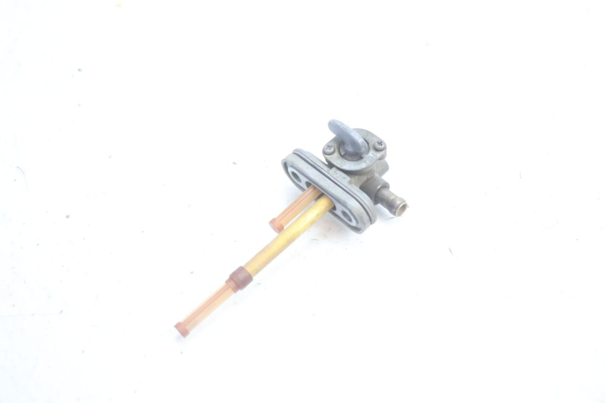 photo de ROBINET RESERVOIR SUZUKI DR S 600 (1985 - 1989) - Autre angle de vue