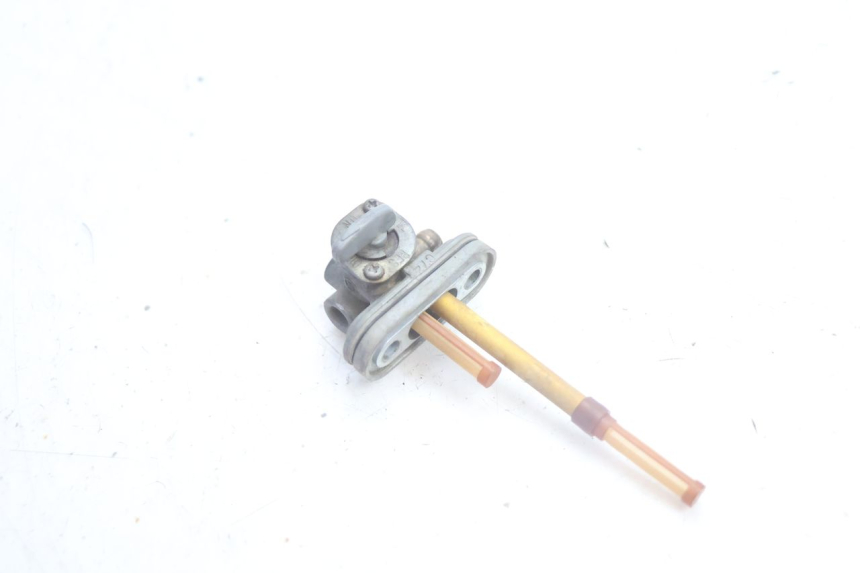 photo de ROBINET RESERVOIR SUZUKI DR S 600 (1985 - 1989) - Gros plan technique