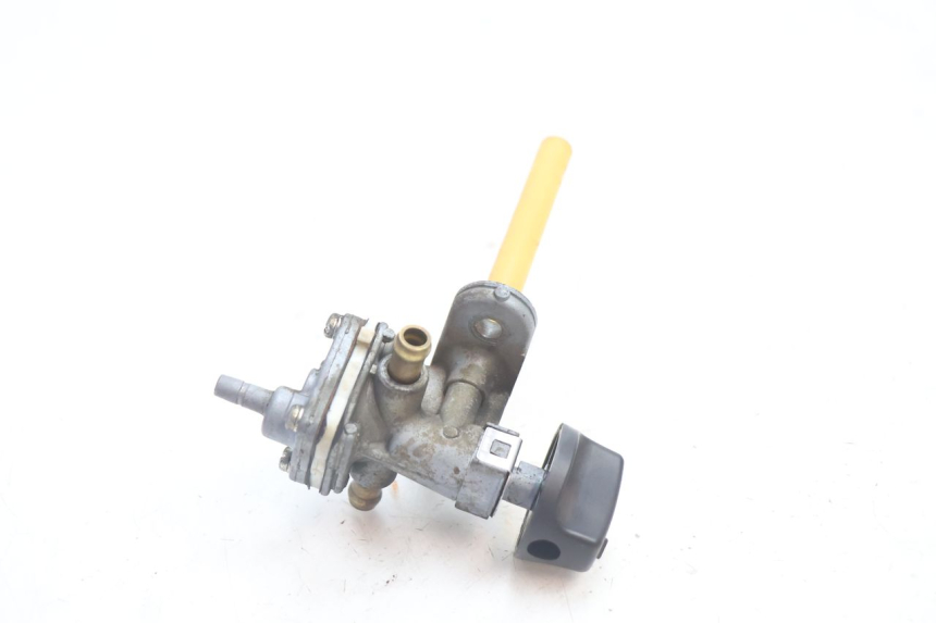 photo de ROBINET RESERVOIR SUZUKI GSX F GSXF 750 (1988 - 1998) - Gros plan technique
