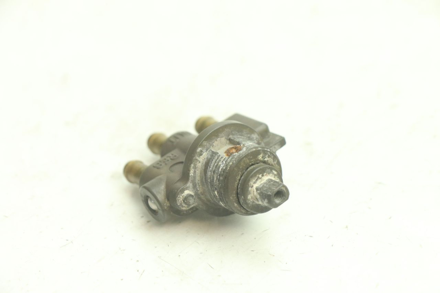 photo de ROBINET RESERVOIR YAMAHA WAVE RUNNER GP R 1200 (2000 - 2003) - Autre angle de vue