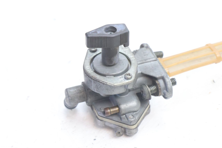 photo de ROBINET RESERVOIR YAMAHA XJR 1300 (1998 - 2002) - Gros plan technique