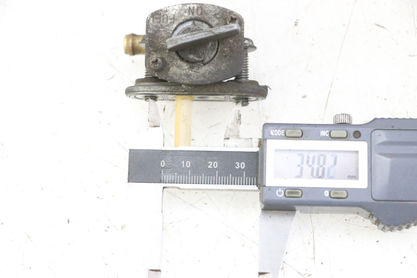 photo de ROBINET RESERVOIR YAMAHA FZS FAZER 600 (2001 - 2003)