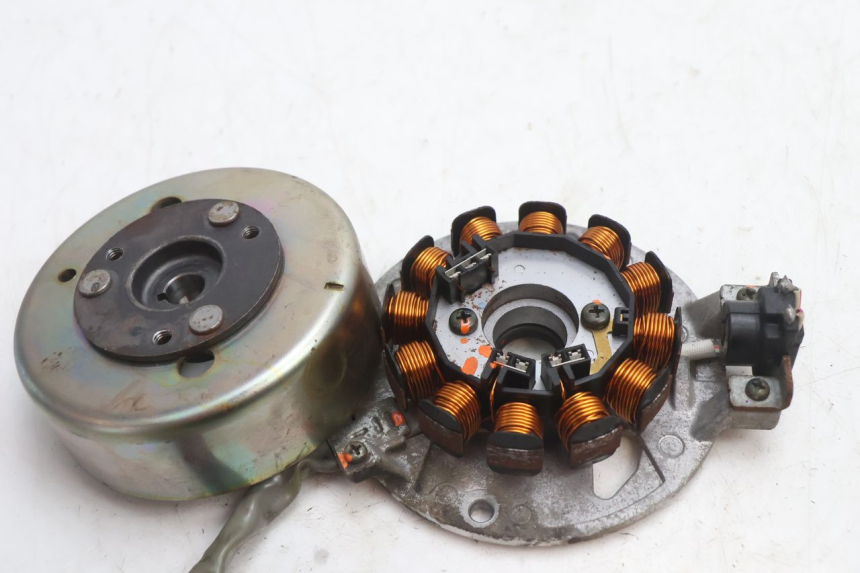photo de ROTOR STATOR MBK BOOSTER SPIRIT 50 (2004 - 2017) - Gros plan technique