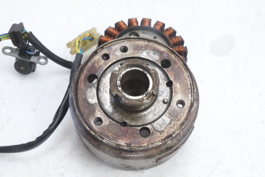 photo de ROTOR STATOR HONDA FES PANTHEON 2T 125 (1998 - 2002) - Gros plan technique