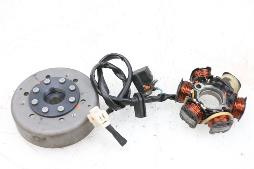 photo de ROTOR STATOR PEUGEOT KISBEE 2T 50 (2010 - 2017) - Gros plan technique