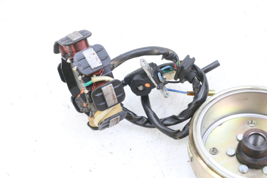 photo de ROTOR STATOR PEUGEOT KISBEE 4T 50 (2010 - 2017) - Gros plan technique