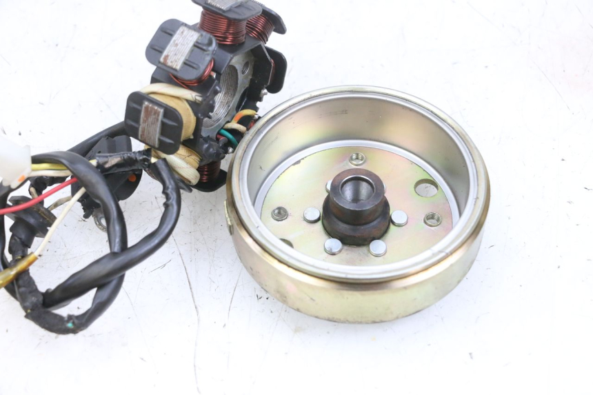 photo de ROTOR STATOR PEUGEOT KISBEE 4T 50 (2010 - 2017) - Points de fixation