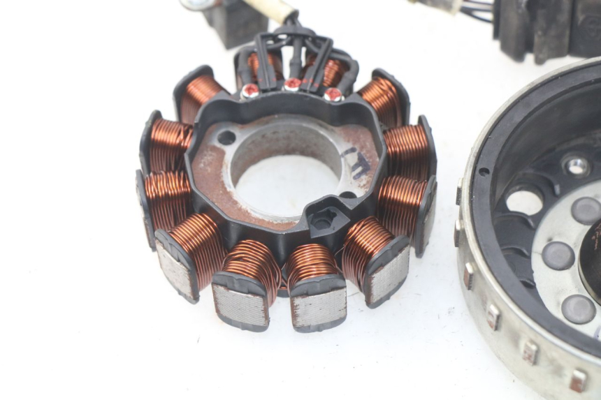 photo de ROTOR STATOR PIAGGIO LIBERTY IGET 4T 50 (2015 - 2020) - Gros plan technique