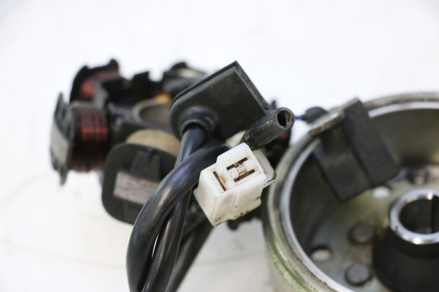 photo de ROTOR STATOR PEUGEOT LUDIX ONE 50 (2004 - 2013) - Gros plan technique