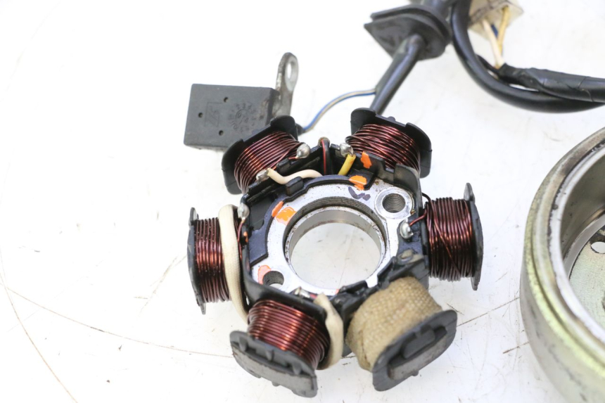photo de ROTOR STATOR PEUGEOT LUDIX ONE 50 (2004 - 2013) - Points de fixation
