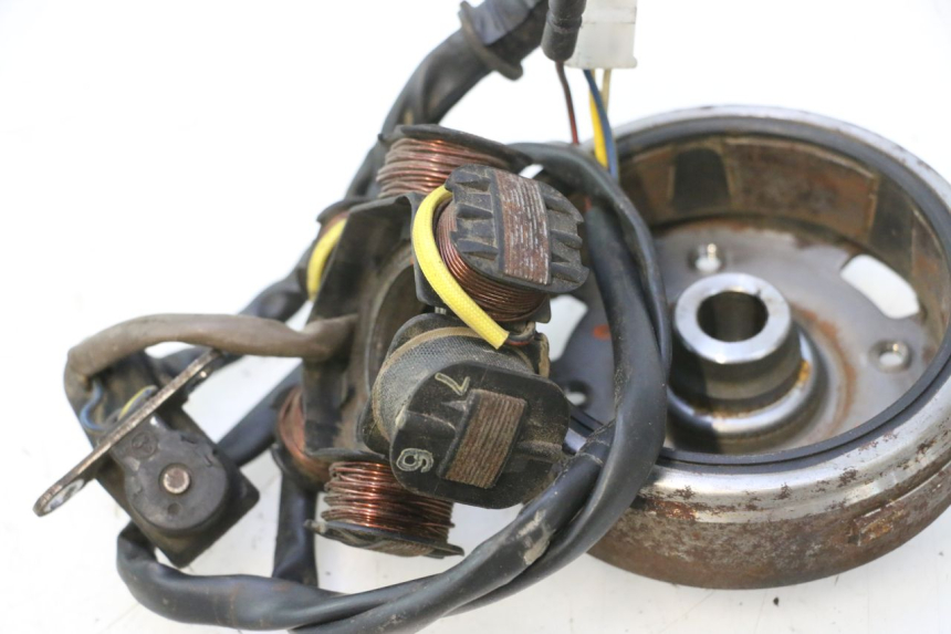 photo de ROTOR STATOR PEUGEOT TREKKER 50 (1995 - 2004) - Gros plan technique