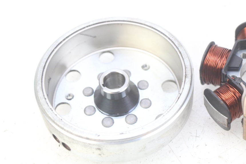 photo de ROTOR STATOR PIAGGIO VESPA LX 2T 50 (2005 - 2013) - Gros plan technique