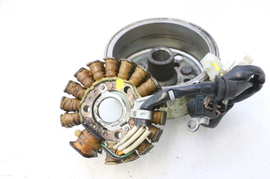 photo de ROTOR STATOR YAMAHA YP MAJESTY 125 (1998 - 2001) - Gros plan technique