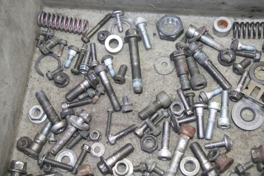 photo de SAC VISSERIE VIS YAMAHA FZ6 N FAZER 600 (2004 - 2006)