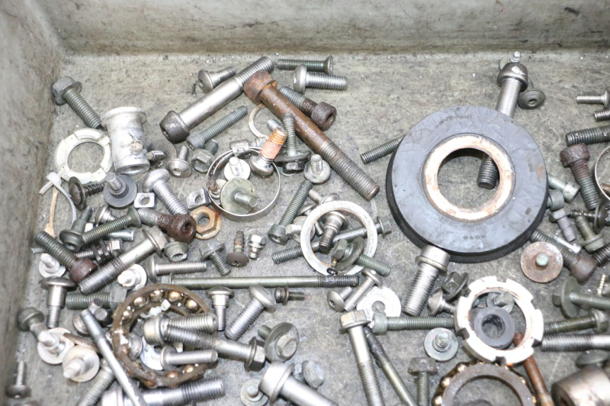 photo de SAC VISSERIE VIS SUZUKI GSXR GSX-R 1000 (2003 - 2004) - Zoom état d’usage