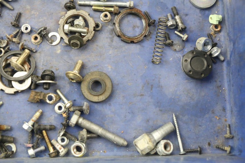 photo de SAC VISSERIE VIS PEUGEOT JET FORCE CARBU 50 (2003 - 2016)