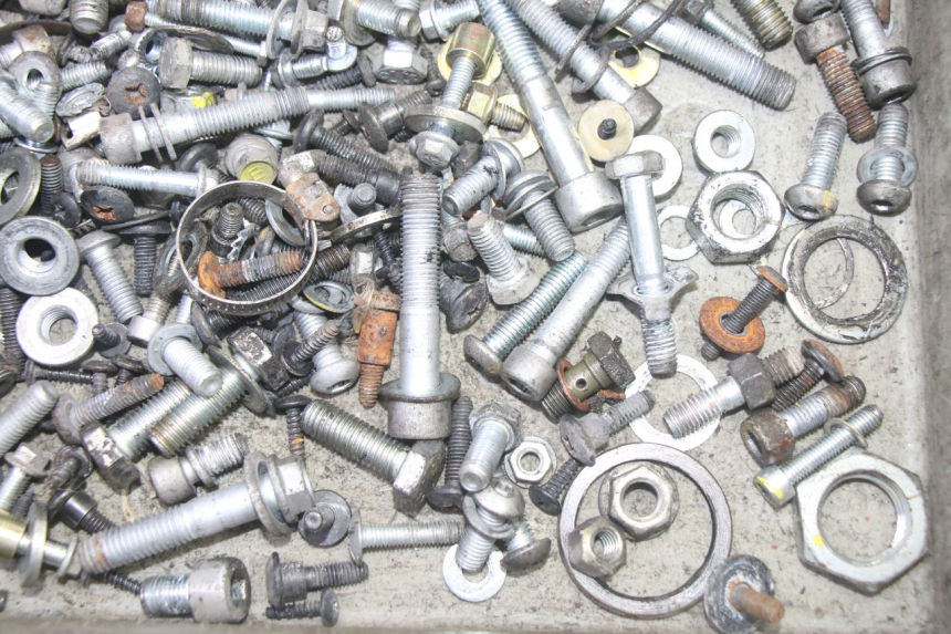 photo de SAC VISSERIE VIS PIAGGIO MP3 LT 400 (2007 - 2012) - Gros plan technique