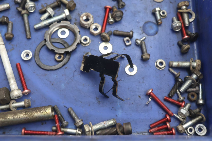 photo de SAC VISSERIE VIS PEUGEOT TKR TREKKER FURIOUS 50 (2005 - 2014) - Gros plan technique