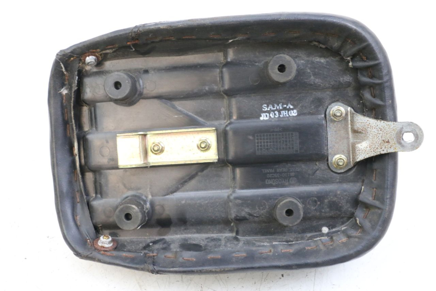 photo de Rear seat HYOSUNG GV AQUILA 125 (2000 - 2004) - Détail de la pièce