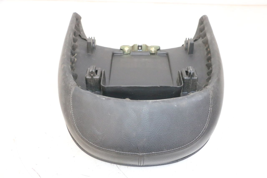 photo de SELLE ARRIERE PEUGEOT DJANGO 4T 50 (2014 - 2019) - Gros plan technique