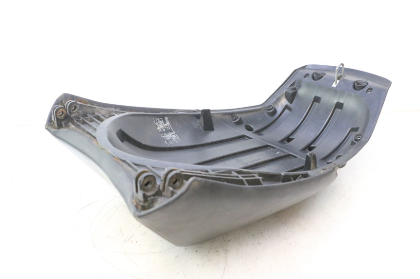 photo de SELLE ARRIERE PEUGEOT SATELIS 125 (2006 - 2009) - Détail de la pièce