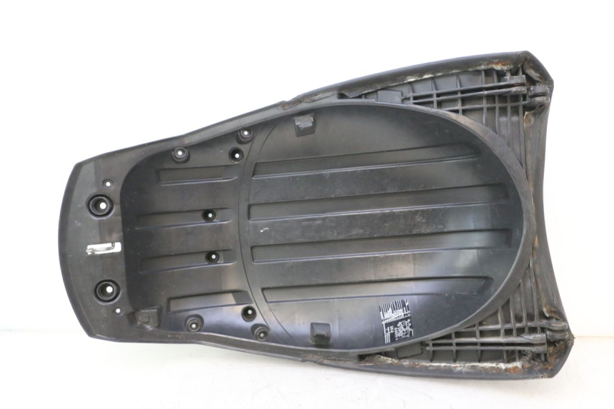 photo de SELLE ARRIERE PEUGEOT SATELIS 125 (2006 - 2009) - Gros plan technique
