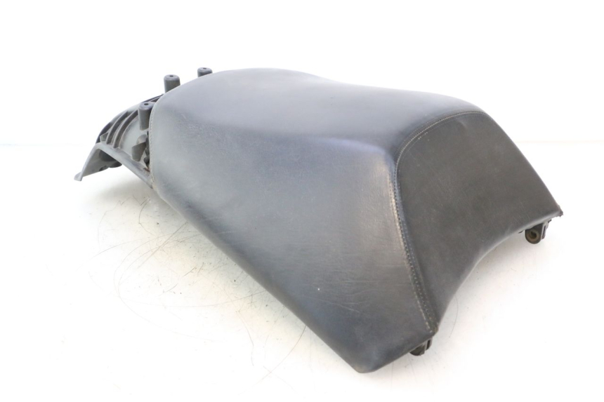 photo de SELLE ARRIERE PEUGEOT SATELIS 125 (2006 - 2009) - Vue d’ensemble