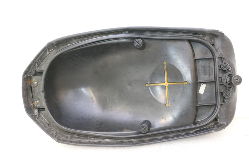 photo de SELLE AVANT YAMAHA YP MAJESTY 125 (1998 - 2001) - Points de fixation