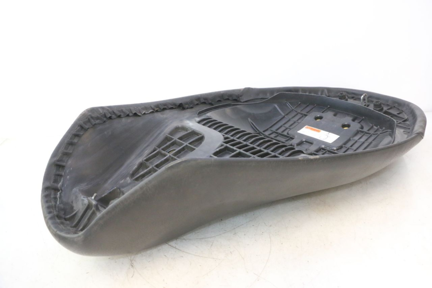photo de SELLE SUZUKI BURGMAN 125 (2007 - 2014) - Marquages et références