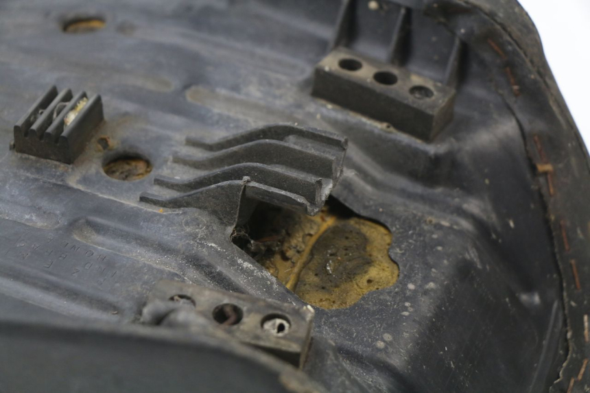 photo de SELLE HONDA CG 125 (1996 - 1998) - Points de fixation