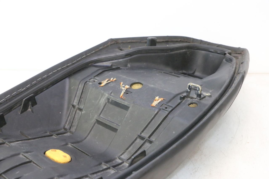 photo de SELLE HONDA FES PANTHEON 2T 125 (1998 - 2002) - Détail de la pièce