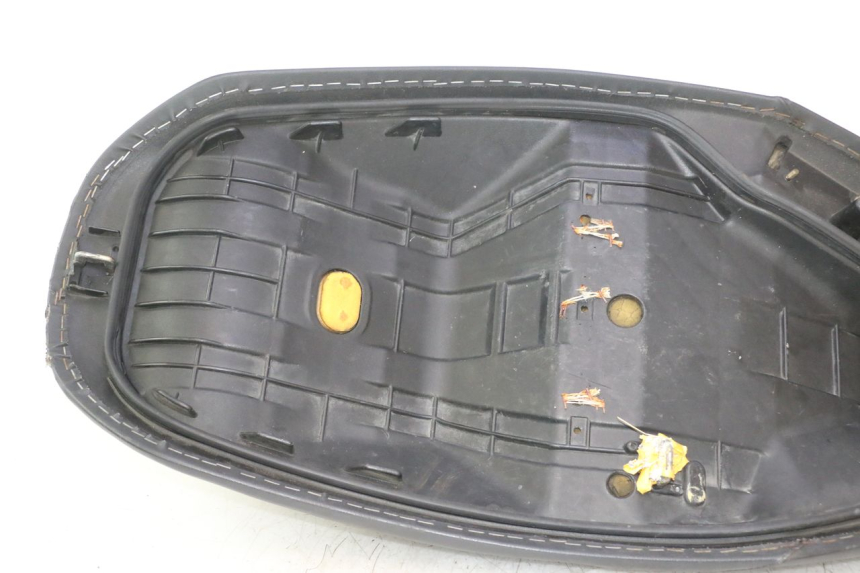 photo de SELLE HONDA FES PANTHEON 2T 125 (1998 - 2002) - Gros plan technique