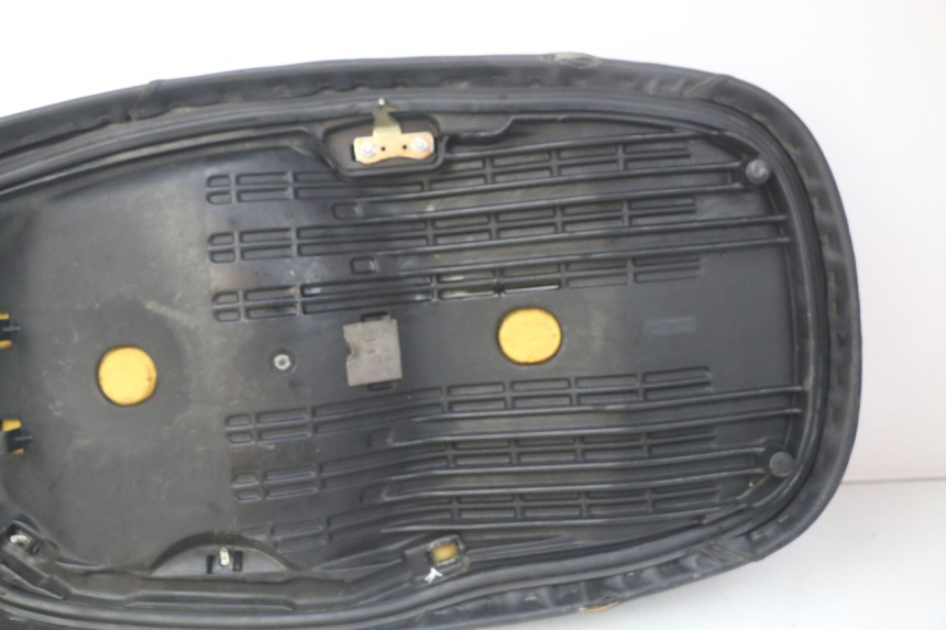 photo de SELLE HONDA FES PANTHEON 125 (2003 - 2007) - Inspection visuelle